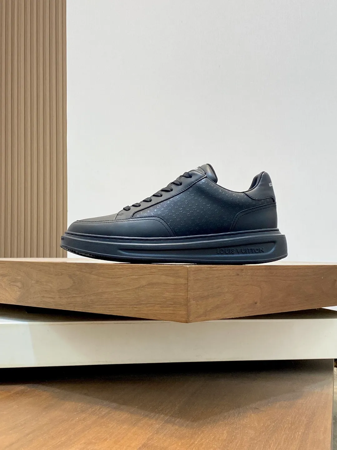 Factory price: 400💰LV🆕 New men's high-end casual sports shoes, using imported first-layer cowhide silk-screened brand lougou, original ultra-light men's shoes 💰u outsole, wear-resistant and comfortable, Monogram lougou embellished rubber outsole, breathable mesh lining, versatile classic style! Size: 38-44 (.45, 46 customized)
